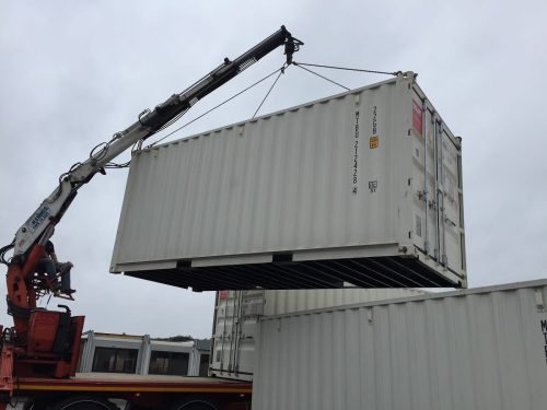 Livraison-et-dechargement-dun-container-20-pieds-GOLIAT-qln6m78jjo1wxir2y562y86wrj5g2d3ge8gfy4a4yu